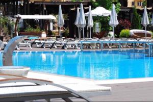 a swimming pool with chairs and umbrellas at Militari Residence Luxury 32 in Roşu