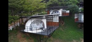 Ban Maiบ้านเชิงเขา โฮมสเตย์的从空中俯瞰笼中的狗