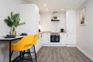 Η κουζίνα ή μικρή κουζίνα στο Central Royale - Rose Platinum Properties