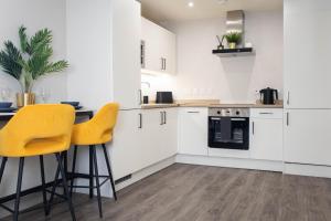 Η κουζίνα ή μικρή κουζίνα στο Central Royale - Rose Platinum Properties +5 φωτογραφίες