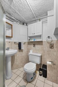 Ένα μπάνιο στο Large Luxury Home with Game room & Backyard near NYC with parking +25 φωτογραφίες