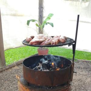 una parrilla con carne y pan en una mesa en Depto La Porteña a 1k Termas, en Gualeguaychú