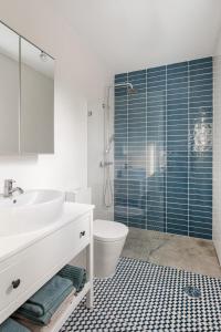 a bathroom with a sink and a toilet and a shower at Pinhal da Praia em Melides in Quinta da Cascalheirinha