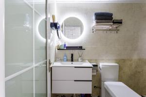 a bathroom with a toilet and a sink and a shower at Chengdu city center Tianfu Square Kuanzhai Alley People's Park subway post-modern design 85 square meters 2 bedrooms 1 living room design B&B HD cinema family suite in Chengdu
