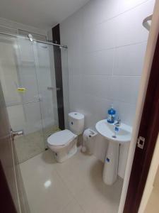 a bathroom with a shower and a toilet and a sink at Edificio Verona 57 - Apartamento en Piedecuesta in Piedecuesta +7 photos