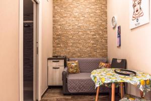salon z kanapą i stołem w obiekcie La casa di Adina w mieście Agrigento +6 zdjęć