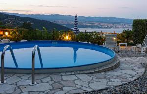 duża niebieska wanna na patio w obiekcie Beautiful Home In Lovran With Wifi w mieście Lovran