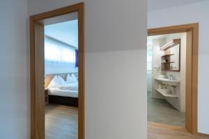 Postel nebo postele na pokoji v ubytování Hotel-Pension Egger