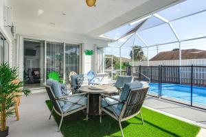 Πισίνα στο ή κοντά στο Heated Pool and Grill Modern Port St Lucie Home