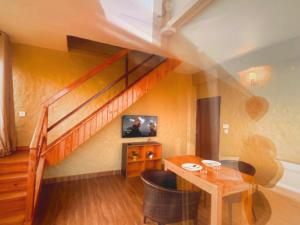 Nishan Apartments -Lakeside的电视和/或娱乐中心