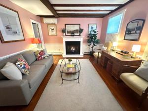 Posezení v ubytování Entire Historic 5 Bed 5 Bath Inn Sleeps 17