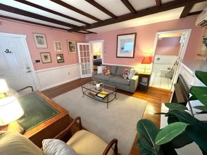 Posezení v ubytování Entire Historic 5 Bed 5 Bath Inn Sleeps 17