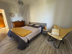 Ένα ή περισσότερα κρεβάτια σε δωμάτιο στο Maison Chez Gilberte à Salers