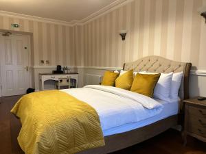 Een bed of bedden in een kamer bij Sweeney's Hotel 2020 Limited