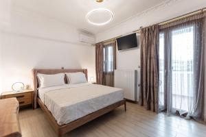 une chambre avec un lit et une grande fenêtre dans l'établissement Diamond of Naxos -Chora-, à Naxos Chora 23 autres photos