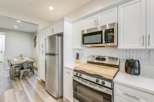 Gallery image of 36 Mi to Sequoia NP Pet-Friendly Home with Dog Run! in Visalia