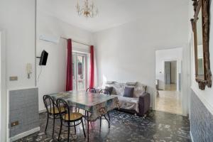 una sala de estar con una mesa y un sofá en Casa Di Mieri, en Vietri