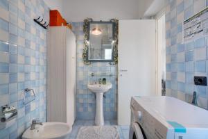 Un baño con lavabo y lavadora. en Casa Di Mieri, en Vietri 8 fotos más