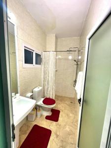 ein Badezimmer mit Badewanne, Toilette und Waschbecken in der Unterkunft Studio Meublé de Haut Standing in Abidjan