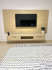 einen Flachbild-TV auf einer Wand in der Unterkunft Studio Meublé de Haut Standing in Abidjan