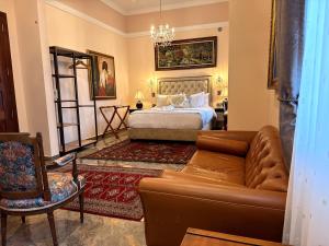 a living room with a couch and a bed at Hotel Boutique Patio Andaluz Cali Granada in Cali