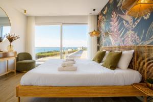 En eller flere senge i et værelse på Casa Caracol, luxury house with a panoramic ocean view