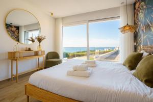 En eller flere senge i et værelse på Casa Caracol, luxury house with a panoramic ocean view + 36 billeder