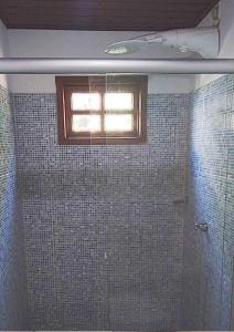 ピレノポリスにあるEco Suíte Baru Natureza Conforto e Pazの窓付きのバスルーム、タイル張りの壁 +24枚の写真