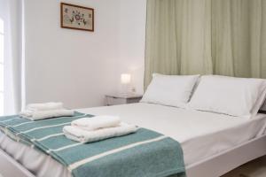 Ένα ή περισσότερα κρεβάτια σε δωμάτιο στο Hippocampus Apartments 2 min walk from the beach