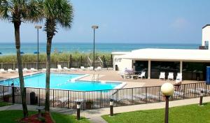 Swimmingpoolen hos eller tæt på Sugar Beach Condo B-14 by Emerald Coast Retreats