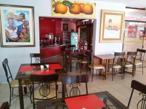 Un restaurante o sitio para comer en ApartHotel Maison Suisse