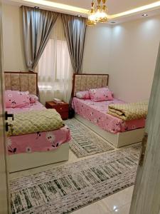 Ένα ή περισσότερα κρεβάτια σε δωμάτιο στο شقه