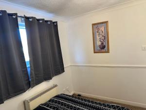 Ένα ή περισσότερα κρεβάτια σε δωμάτιο στο 1 bedroom maisonette in a leafy suburb of London