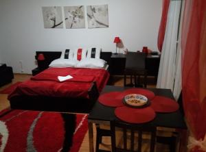 a hotel room with two beds and a table with a table sidx sidx at DebreCenter Apartman in Debrecen