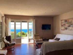 une chambre avec un lit et une vue sur l'océan dans l'établissement FASLAM 1455, aux Issambres