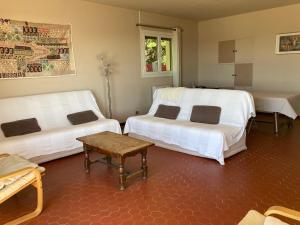 une chambre avec deux lits et une table dans l'établissement FASLAM 1455, aux Issambres