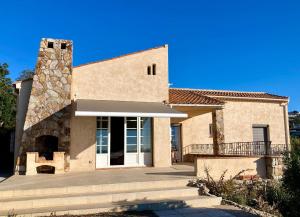un grand bâtiment en briques avec une porte blanche dans l'établissement FASLAM 1455, aux Issambres