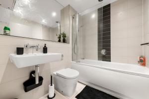Koupelna v ubytování Spacious 3BR House in Reading - Perfect for Business Travellers, Contractors & Families FREE PARKING - Sleeps 8 + 27 fotografií