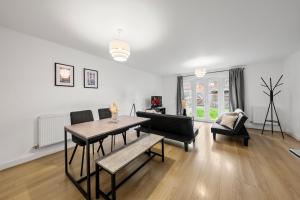 Posezení v ubytování Spacious 3BR House in Reading - Perfect for Business Travellers, Contractors & Families FREE PARKING - Sleeps 8
