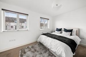 Postel nebo postele na pokoji v ubytování Spacious 3BR House in Reading - Perfect for Business Travellers, Contractors & Families FREE PARKING - Sleeps 8