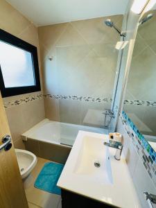 a bathroom with a sink and a shower and a toilet at Vista Norte hermoso alojamiento completo en el centro de SMA in San Martín de los Andes