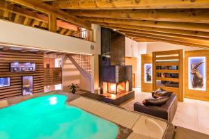 Bazén v ubytování Hotel Palü nebo v jeho okolí