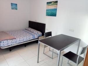 Posteľ alebo postele v izbe v ubytovaní Alojamientos Playa Centro Corralejo a
