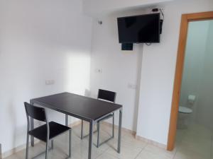 Televízia a/alebo spoločenská miestnosť v ubytovaní Alojamientos Playa Centro Corralejo a
