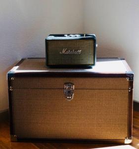 un maletín sobre una mesa de madera en Central Local Flat, en Zermatt