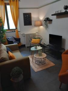 エペルネーにあるLes Loges Du Théatre 160m2 PRIVÉ 14 personnes MAX tout équipé a 200m de l'AVENUE DE CHAMPAGNE et toutes commodités DEGUSTATION CHAMPAGNE OFFERTE jacuzzi sauna jeux velos EMPLACEMENT EXCEPTIONNEL et CHICのソファとテレビのあるリビングルーム +95枚の写真