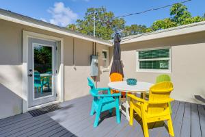 a deck with a table and chairs and an umbrella at 5 Mi to Vero Beach Vintage Home with Sauna and Grill! in Vero Beach