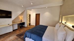 una habitación de hotel con una cama y un escritorio en Pousada San Antonio Praia, en Caraíva