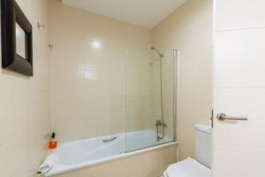 Kúpeľňa v ubytovaní Veoapartment Alhóndiga Bajo + 23 fotografií