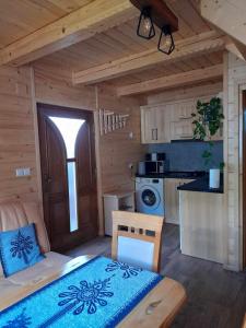 a room with a kitchen and a bed in a cabin at Chatka pod Lubaniem in Ochotnica Dolna +100 photos